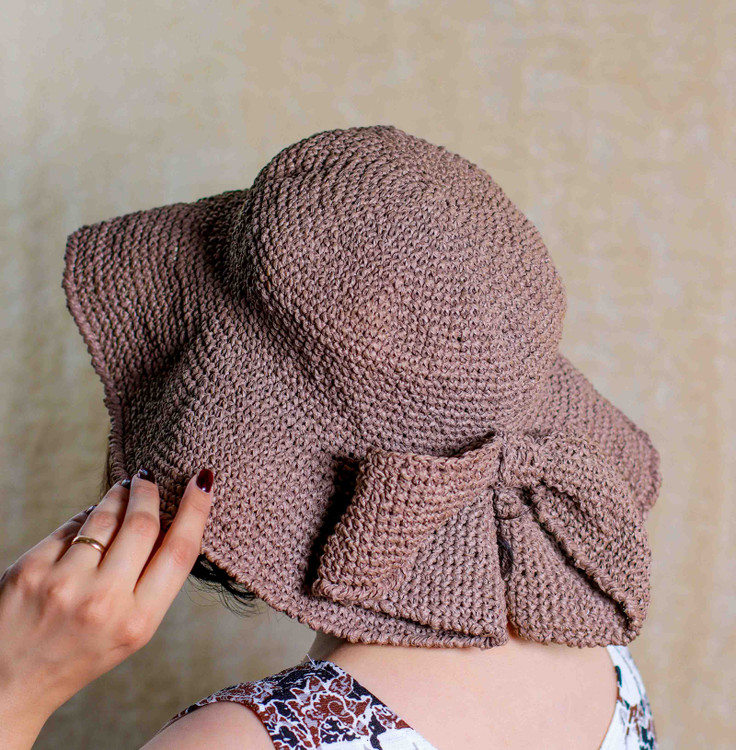 کلاه بافتنی رافیا مدل پانتهآ با پاپیون پشتی – قلاببافی سبک و تابستانه پارس بانو