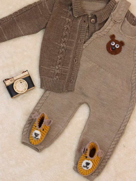 شلوار پیشبندی بافتنی بچگانه – جزئیات بافت تمیز و نخ ترک ضدحساسیت